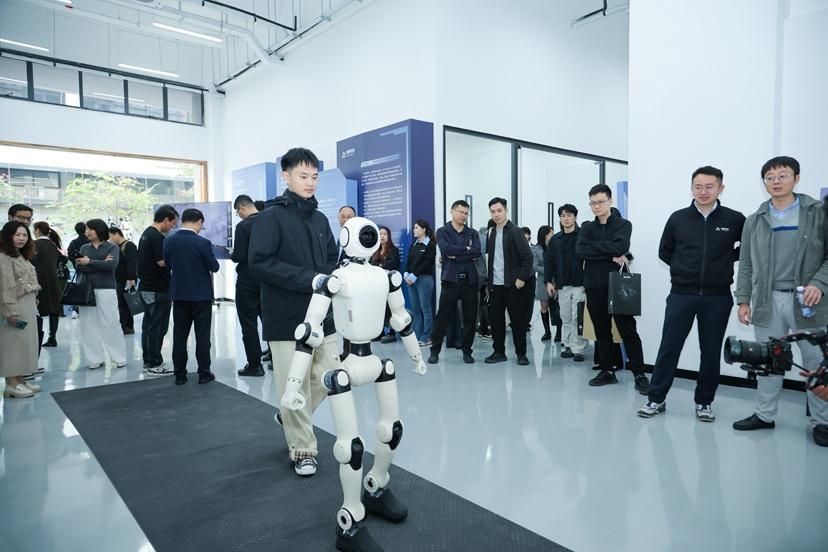 科技與變革共舞 海珠搶占AI機器人新賽道，后航道兩業融合新場景實現落地