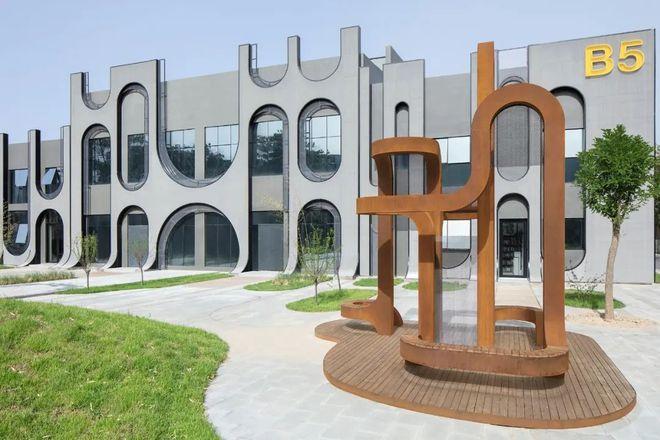 北京這家"時(shí)尚創(chuàng)意工廠",改造后的建筑外表和景觀設(shè)計(jì)跟名稱太相得